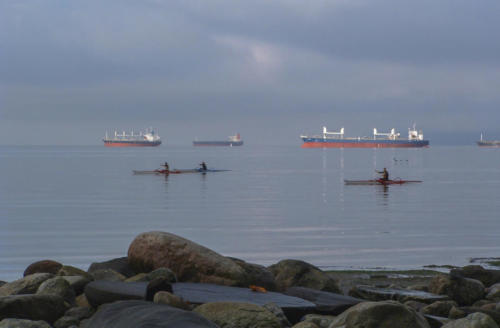 031019 English Bay freighters kayaks rocks 143a