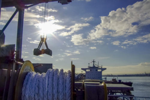 120831 Freighter in Vancouver Harbour loading clam bucket rope lines 008